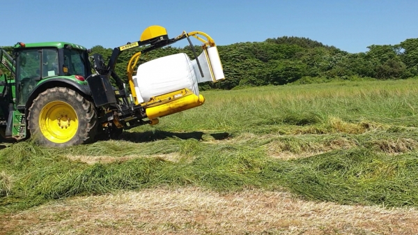 사일리지 래핑 작업 장면