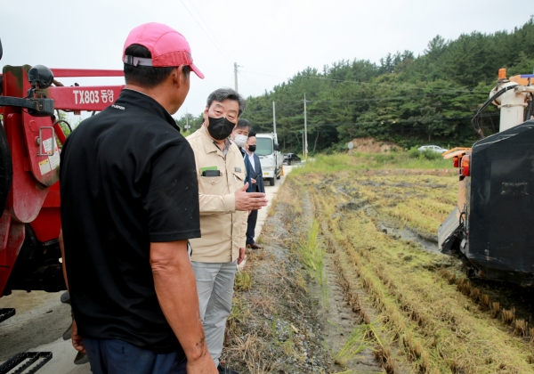 지난 21일 태안군 원북면 동해리의 한 농가의 올해 첫 벼 수확 현장을 찾은 가세로 군수 모습.