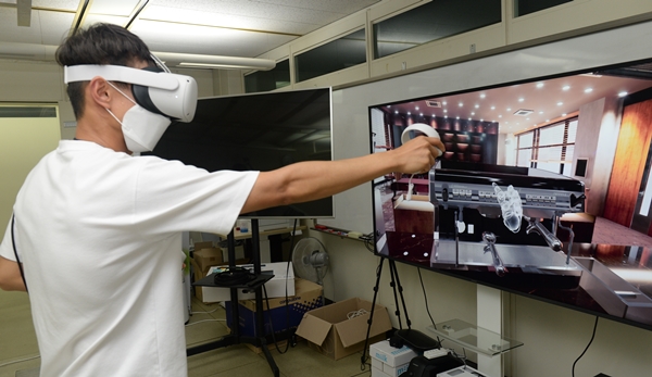 ETRI 연구진이 바리스타 가상 직업훈련을 위한 VR 기술 시연을 하고 있는 모습