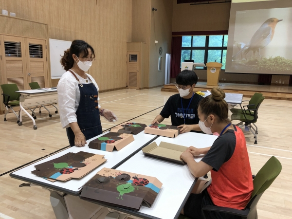 발달장애인들이 6일 대전 유성구 국립대전숲체원에서 열린 ‘산림복지 교구제작관리원’ 직무체험캠프에서 교구 상품을 포장하는 업무를 배우고 있다