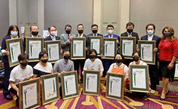 캘리포니아 주의회 쿼크실바 상임위원장 예방 * 한국농수산식품유통공사 김춘진 사장(윗줄 우측 다섯 번째), 쿼크실바 상임위원장(우측 첫 번째), 최석호 하원의원(윗줄 좌측 다섯 번째)