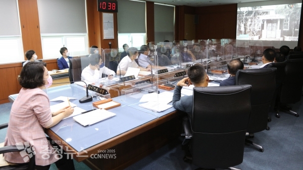 서산시의회(의장 이연희)는 24일 간담회장에서 8월 의원정책간담회를 개최하고 조례안 11건, 안건사전설명 9건, 현안보고 4건, 기타협의 4건 등 28개 안건을 사전 확인했다.