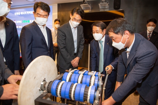 박형덕 서부발전 사장이 파력발전 시스템 모형을 보고 있는 모습