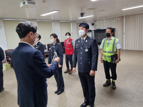 손병두 강원본부장(오른쪽 첫번째)이 25일 본부 회의실에서 심정지 환자 처치 유공자들에 표창장과 감사패를 전달하고 있다.