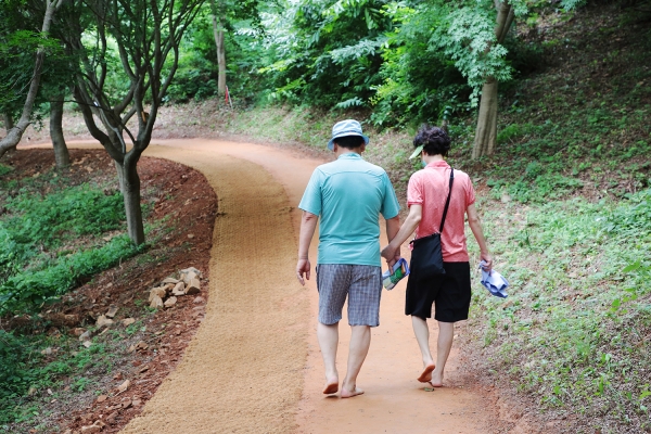 한 부부가 부춘산 황톳길을 걷는 모습