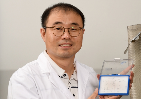 KRISS 첨단측정장비연구소 박인용 책임연구원이 Ir(이리듐) 단원자 팁을 들어보이고 있다.