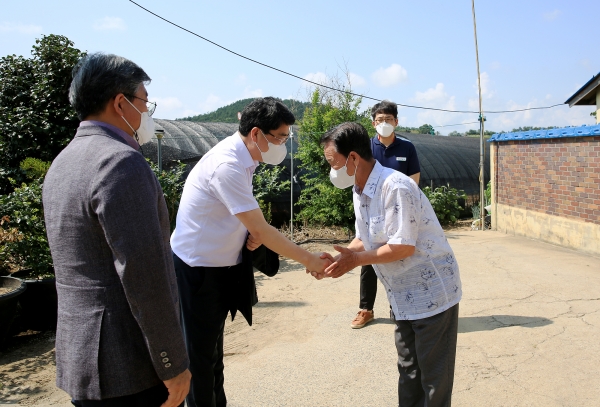 지난 10일 맹정호 서산시장이 독립유공자 유족 김용재 씨 댁을 찾아 감사의 마음을 전하고 위로하는 모습