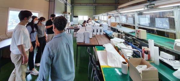 배재대 이커머스 특성화사업단 학생들이 컨설팅을 위해 비엘티㈜ 공장을 방문하고 있다