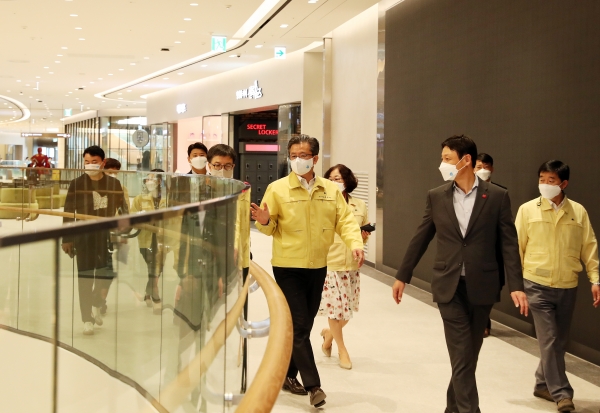 정용래 유성구청장이 26일 오전 그랜드 오픈을  앞둔 대전신세계를 방문해 방역상황 점검 모습