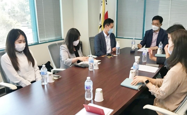 aT로스앤젤레스지사 업무보고 사진 * 한국농수산식품유통공사 김춘진 사장(좌측에서 네번째)