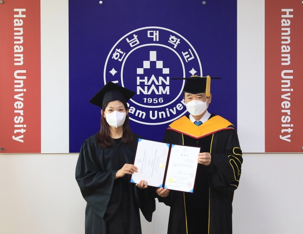 이광섭 한남대 총장이 여순위 중국인 유학생에게 졸업장을 전달했다.