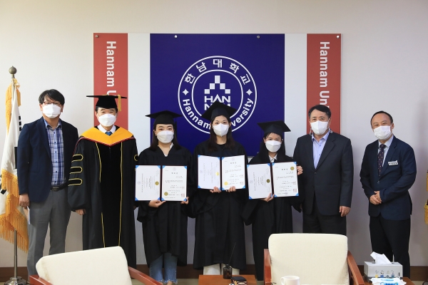 한남대는 26일 외국인 유학생들을 위한 조촐한 졸업식을 갖고 졸업장을 전달했다.