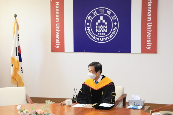 이광섭 한남대 총장이 학생들에게 졸업 축하 권설을 하고 있다.