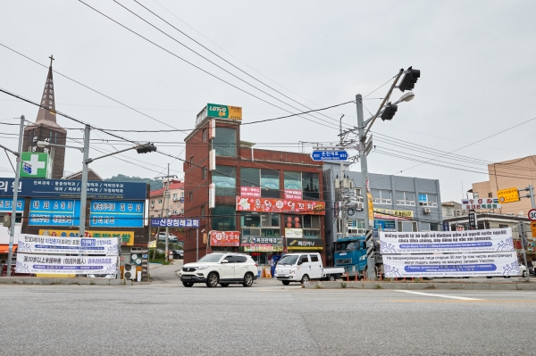 코로나19 백신 접종 외국어 표기 현수막 게첨장면(신창면)