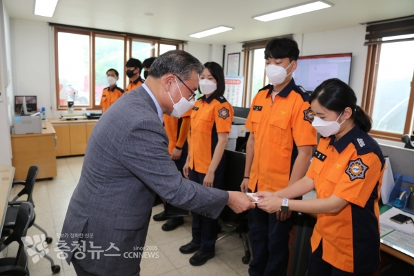김명선 의장이 당진소방서 소속 안전센터를 방문해 직원들의 노고를 격려했다.