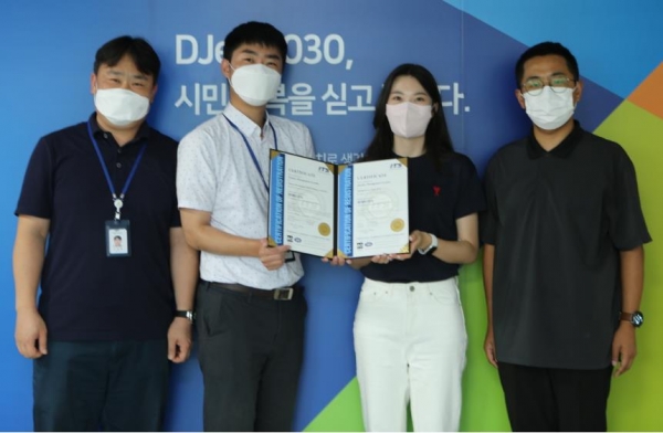 ISO9001 인증 취득에 기여한 분야별 담당자들이 기념사진을 찍고 있다.
