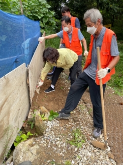 보문산로294번길 일원에서 침수 및 산사태 피해 예방을 위한 사전 방재 작업 중인 문화1동 공무원과 자활근로자 모습