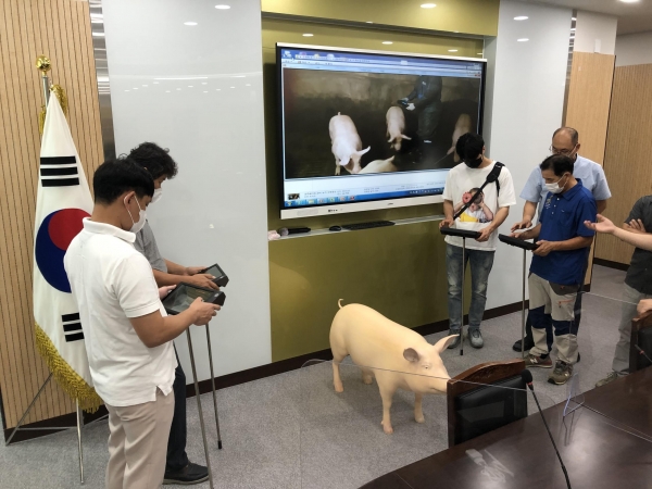 ‘비접촉식 양돈 모바일 체중 관리기’ 시범사용 설명회 개최 모습