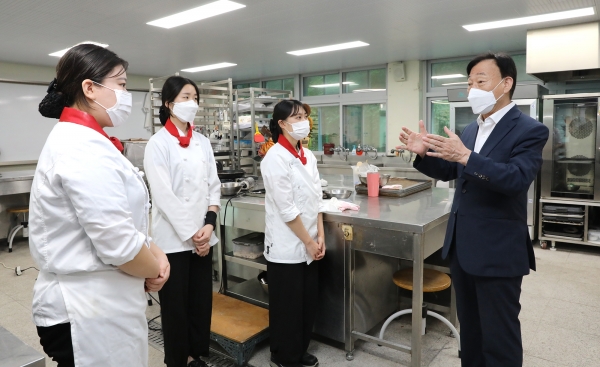 「2021년 대전광역시 제56회 전국기능경기대회」를 운영하는 학교경기장 방문해 대회 준비상황 점검 및 관계자 격려 모습