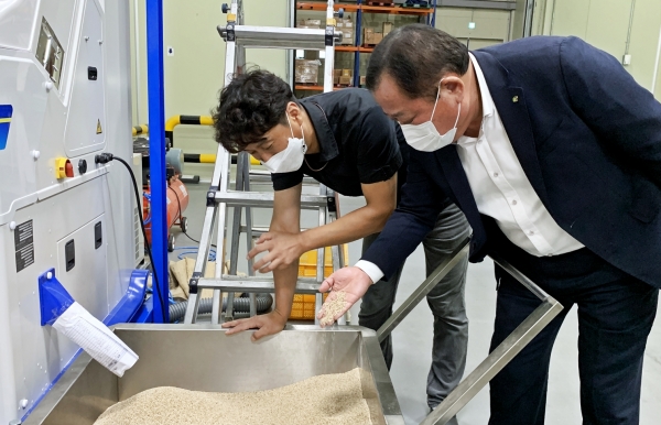 아이쿱 괴산자연드림파크 현장 점검 모습 * 한국농수산식품유통공사 박석배 상임감사(우측)