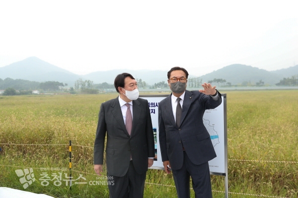 30일 세종 국회의사당 부지를 찾은 윤석열 전 검찰총장, 정진석 국회의원