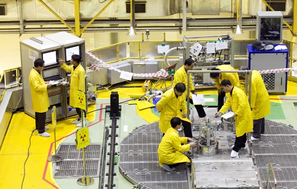 연구용원자로 하나로에서 연구원들과 UST 학생들이 연구에 몰두하고 있다