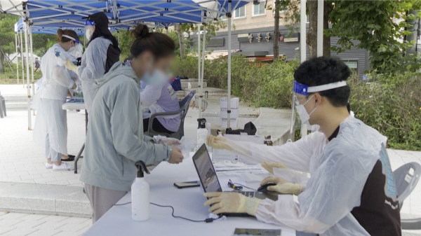 외국인 유학생 찾아가는 코로나19 검사 장면