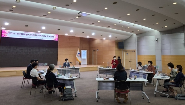 지난 8월 30일 대회의실에서 천안시 여성폭력방지위원회 위촉식 및 회의를 진행하고 있다.