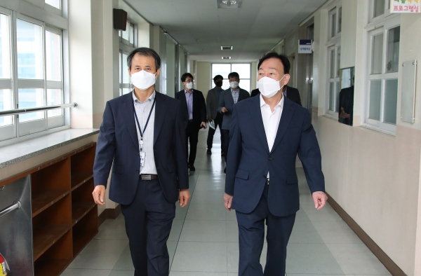 설동호 교육감, 학사운영 준비기간 학교 현장 방문 모습