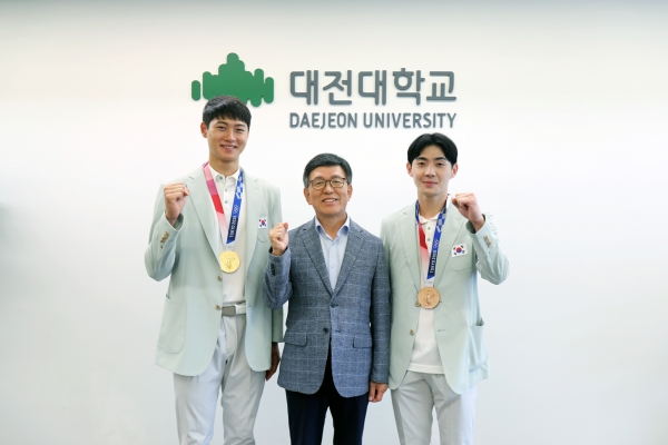 오상욱(왼), 송재호(오)선수가 발전기금을 전달 후 윤총장과 단체사진 촬영 중