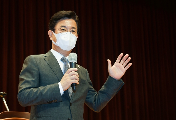 대전시, 2021년 새내기 공직자 104명 임용식에서 허태정 시장 축사 모습