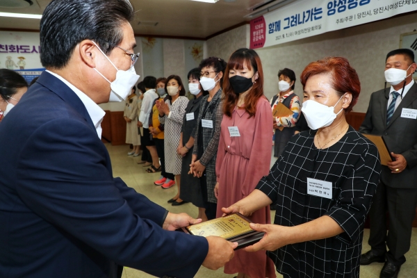 1일 당진 여성의전당에서 '양성평등주간' 기념식 유공자 표창 모습