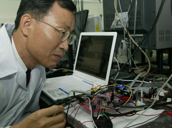 ETRI 김현탁 연구전문위원이 연구를 진행하고 있는 모습