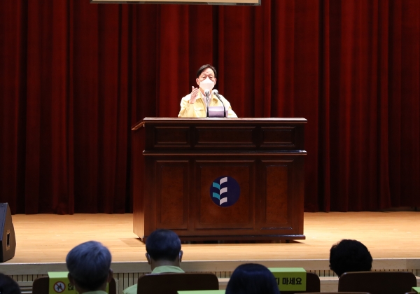 1일 시교육청 대강당에서 월례조회를 주재하는 설동호 교육감