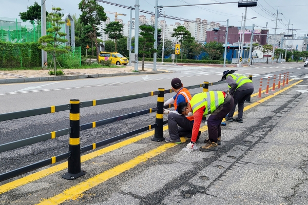 도로보수원이 동문동 서해로 중앙분리대를 보수하는 모습