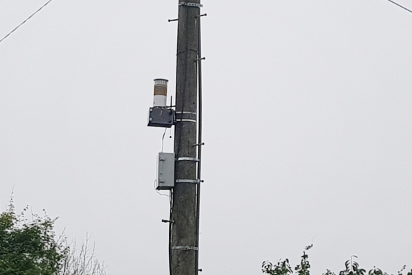 웅소성리 71-1번지 전신주에 설치된 미세먼지 측정기