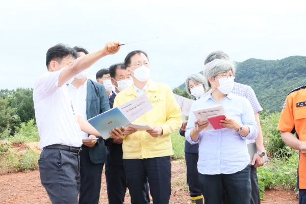 이필영 행정부지사와 김명숙 도의원이 충남소방복합시설 사업 현장을 찾아 관계자로부터 사업 경과와 출토된 유적에 대한 설명을 듣고 있다