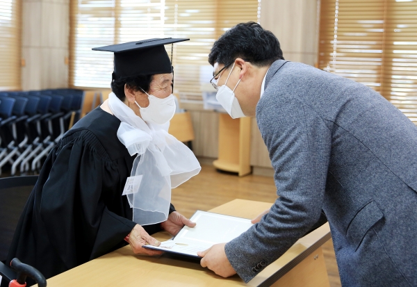 맹정호 서산시장이 지난 3월 16일 인지면 행정복지센터에서 열린 모월1리 초등학력인정 문해교육과정 배움교실 졸업식 참석 축하 모습