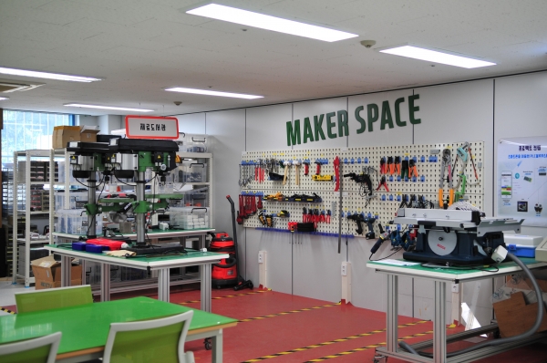 미래신성장동력 전기전자제어과 실습실