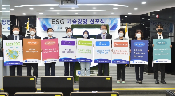 선포식 참석자들 기념촬영/ 조용돈 사장(좌측에서 4번째) 및 선포식 참석자들 기념촬영 사진