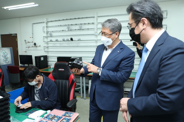 박재현 한국수자원공사 사장(사진 가운데)이 대전소재 물산업 중소기업을 방문해 개발 중인 신제품 관련 설명을 듣고 있다