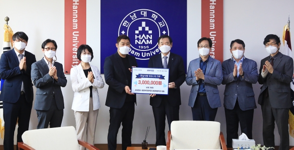 3일 한남대 사회문화·행정복지대학원 김병준 재학생(사진 왼쪽 네번째)이 이광섭 총장(오른쪽 네 번째)에게 발전기금 기탁