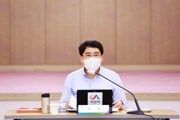 맹정호 서산시장이 3일 시청 대회의실에서 열린 시책구상토론회를 주재하는 모습