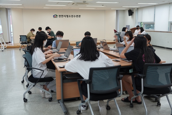 지난 4일 천안시 청소년자원봉사단이 청소년유해환경 정화 캠페인 기획 회의를 하고 있다.