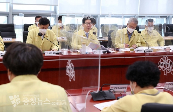 양승조 충남지사가 6일 실국원장 회의를 주재하고 있다.