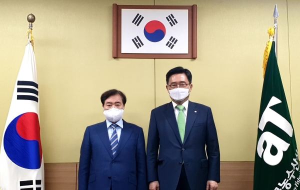 간담회 사진 * 한국농수산식품유통공사 김춘진 사장(우측), 민주평화통일자문회의 이석현 수석부의장(좌측)