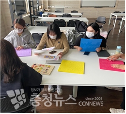 충남도립대학교 사회봉사활동 동아리 '웰니스 봉사'가 작업치료 봉사활동을 하고 있다.(사진=충남도립대)