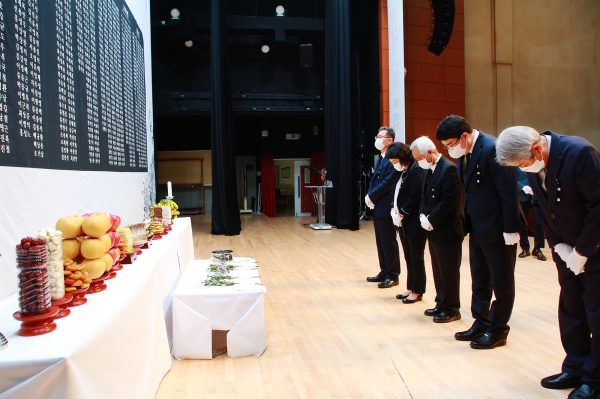 맹정호 서산시장이 6일 서산시문화회관에서 열린 제5회 한국전쟁 민간인희생자 제71주기 합동추모제에서 헌화 모습