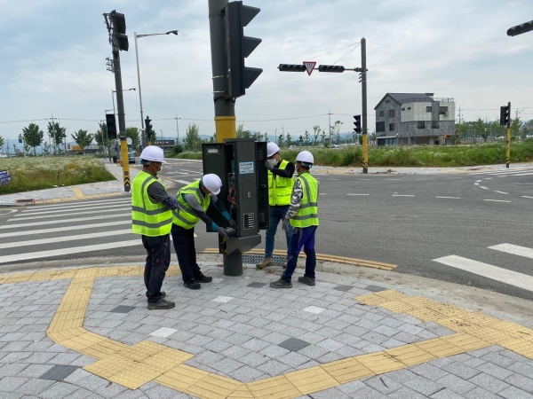 교통안전시설(교통신호기, 교통안전표지판) 정비 장면