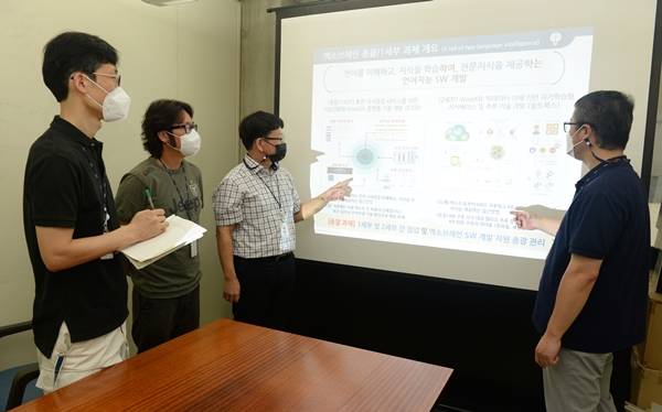 ETRI 연구진이 오피스문서에 활용할 수 있는 API 기술을 설명하고 있는 모습. 왼쪽부터 김민호 책임연구원, 배용진 선임연구원, 임준호 책임연구원, 이형직 책임연구원.